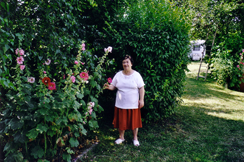 Ginou dans son jardin, au milieu des fleurs (2002).